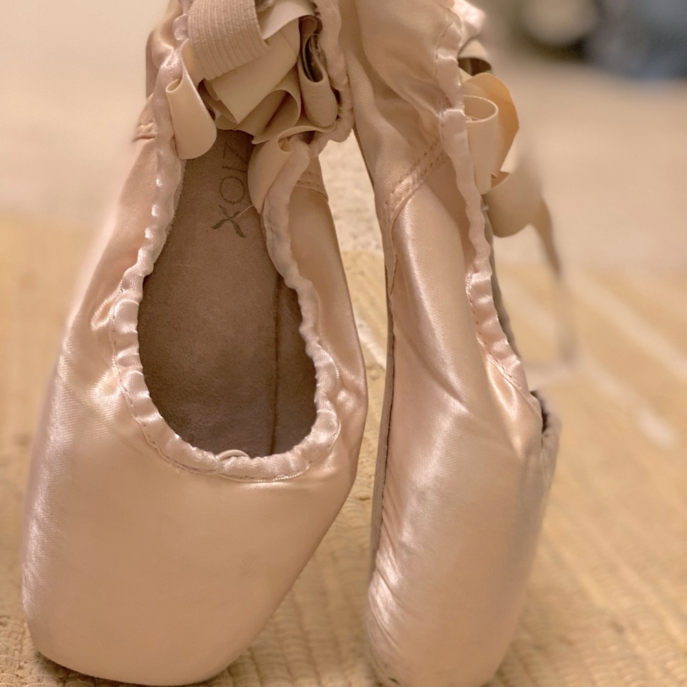 Used point shoes with bag and toe covers